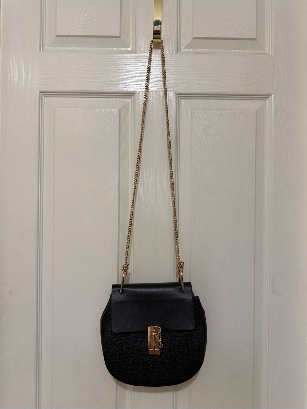 SLEEK INZI Black Crossbody Bag with Gold Chain Strap;Interior Pockets;Like New
